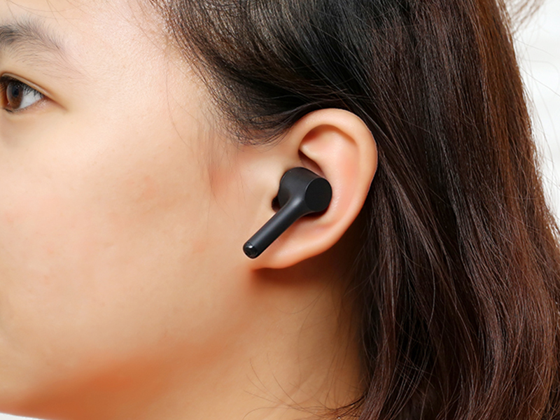 Người d&ugrave;ng đeo tai nghe Bluetooth True Wireless Aukey EP-K01